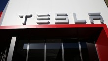 Tesla Motors Inc. is reported to have signed a non-binding agreement with Jinqiao Group for setting up a production base in Shanghai.