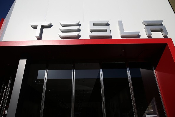 Tesla Motors Inc. is reported to have signed a non-binding agreement with Jinqiao Group for setting up a production base in Shanghai.