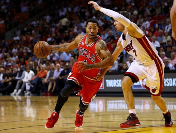 Chicago Bulls point guard Derrick Rose (L) drives past Miami Heat's Goran Dragic