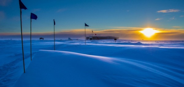 South pole carbon dioxide levels hit milestone record at 400 ppm.
