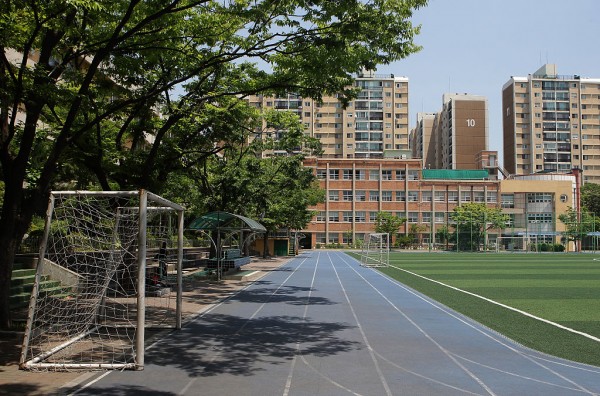 China vows to remove all 'toxic' school running tracks.