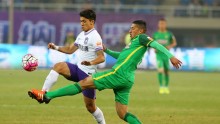 Beijing Guoan defensive midfielder Ralf (R) competes for the ball against Tianjin Teda's Fredy Montero