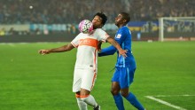 Shandong Luneng defender Gil (L) competes for the ball against Jiangsu Suning midfielder Ramires