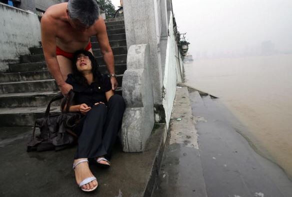 Woman Attempting Suicide In Hanjiang River Saved By Swimmers
