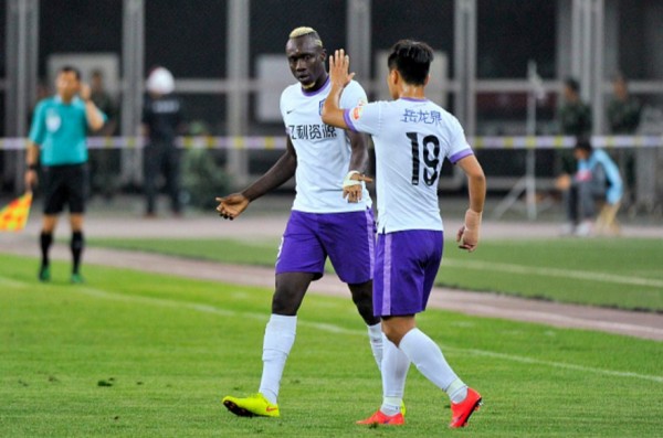 Tianjin Teda striker Mbaye Diagne (L) and defender Bai Yuefeng