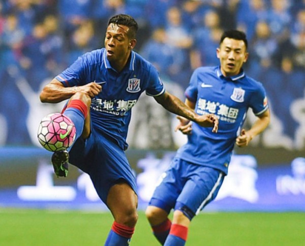 Shanghai Shenhua midfielder Fredy Guarin (L)