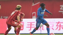 Shanghai Shenhua striker Obafemi Martins (R)