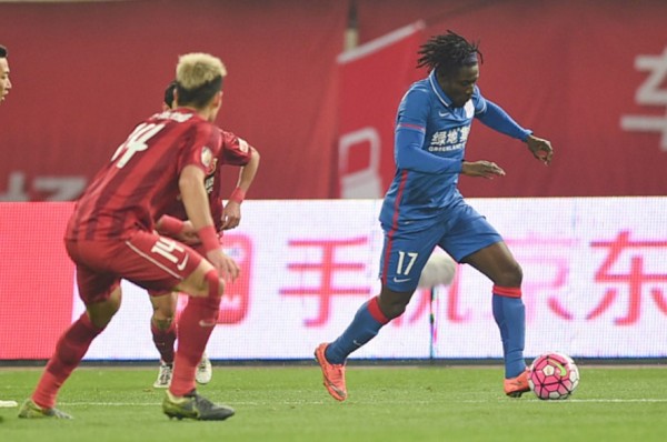 Shanghai Shenhua striker Obafemi Martins (R)