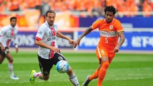 FC Seoul striker Dejan Damjanovic (L) and Shandong Luneng defender Gil