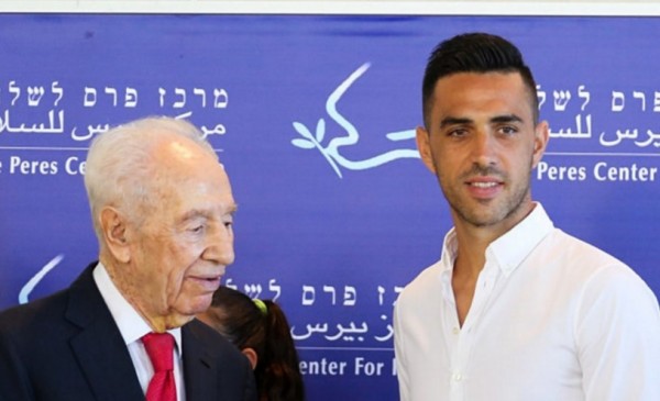 Former Israel President Shimon Peres (L) appoints Guangzhou R&F forward Eran Zahavi as Ambassador of Peace in Sport