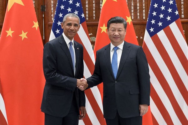 Chinese President Xi Jinping (R) shakes hands with US President Barack Obama (L) ahead of G20 Summit