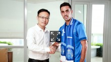 Guangzhou R&F forward Eran Zahavi with a team official