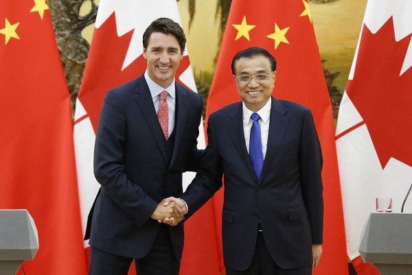 Canadian Prime Minister Justin Trudeau (L) shakes hands with Chinese Premier Li Keqiang during his recent China visit