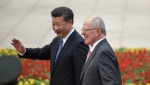 Chinese President Xi Jinping (L) and Peruvian President Pedro Pablo Kuczynski (R).