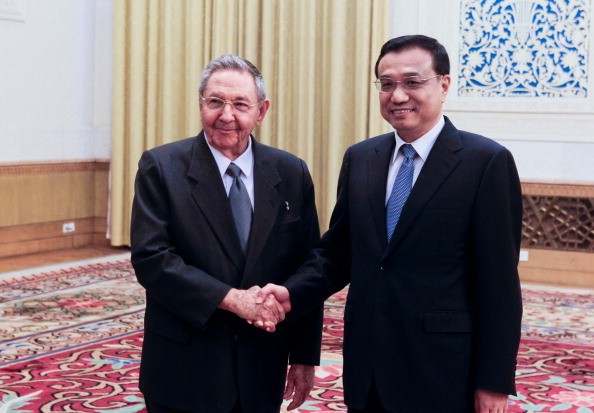 Li Keqiang met Cuban President Raul Castro.