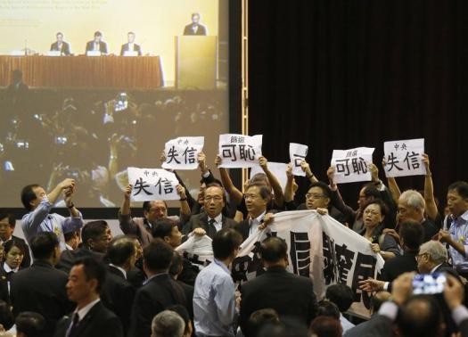 Protesters disrupt Deputy Secretary-General Li Fei's explanation on China's decision against democracy