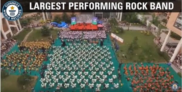 China’s Beijing Contemporary Music Academy broke the world record for being the “Largest Performing Rock Band” after 953 musicians played a show altogether in Tianjin.