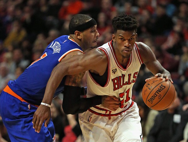Chicago Bulls shooting guard Jimmy Butler (R) drives past New York Knicks' Carmelo Anthony