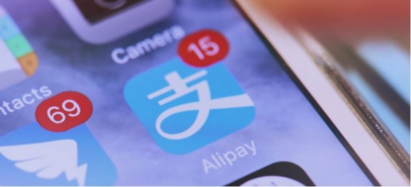 Alipay will start offering its payment service in international airports to offer convenience to its 450 million users. 
