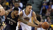 New Orleans Pelicans small forward Alonzo Gee (L) tries to steal the ball from Golden State Warriors' Stephen Curry