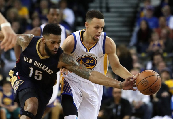 New Orleans Pelicans small forward Alonzo Gee (L) tries to steal the ball from Golden State Warriors' Stephen Curry