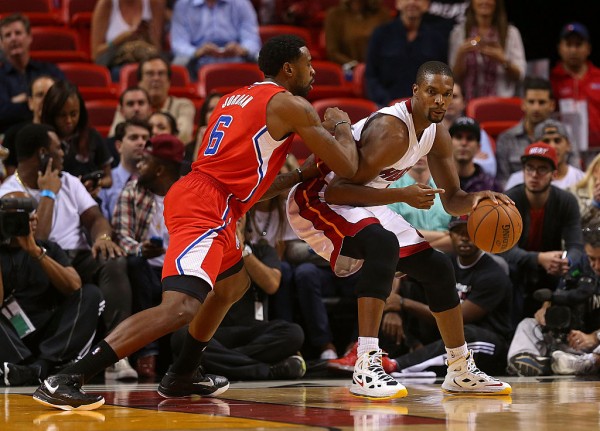 Miami Heat power forward Chris Bosh (R) posts up against Los Angeles Clippers' DeAndre Jordan