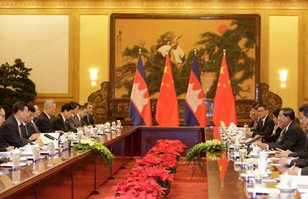  Cambodia's Prime Minister Hun Sen (2nd R) and China's President Xi Jinping (L) attend a meeting at the Great Hall of the People on November 7, 2014 in Beijing, China.