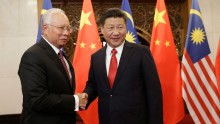 Malaysia's Prime Minister Najib Razak (L) meets China's President Xi Jinping