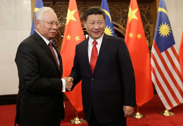 Malaysia's Prime Minister Najib Razak (L) meets China's President Xi Jinping