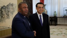 Chinese Premier Li Keqiang shakes hands with Sri Lanka's Foreign Minister Mangala Samaraweera
