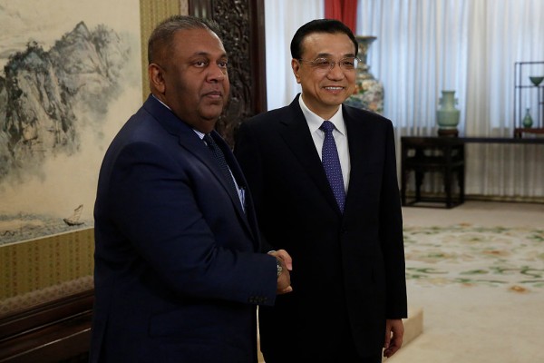 Chinese Premier Li Keqiang shakes hands with Sri Lanka's Foreign Minister Mangala Samaraweera
