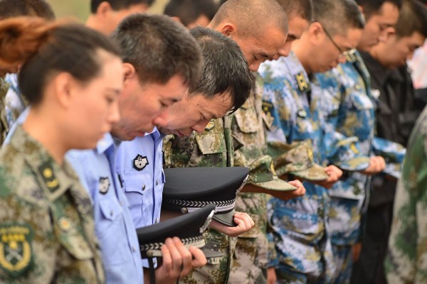 Representatives of People's Liberation Army and public security mourn